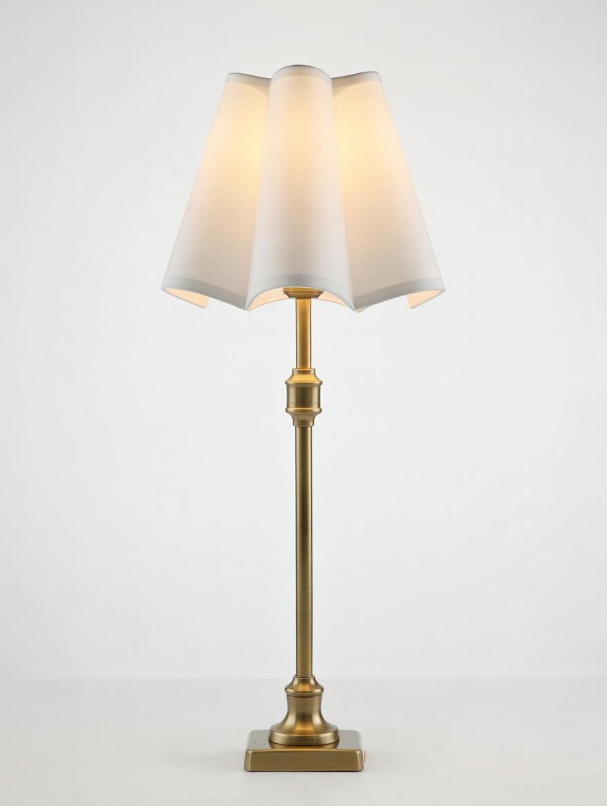 Scalloped Vela Lampshade - Gold Stand
